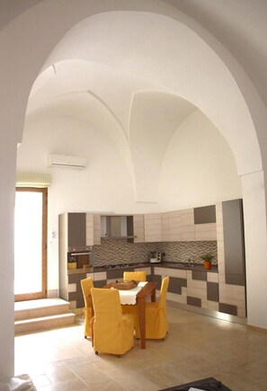 Refrigerador, microondas, parrilla de estufa y cafetera de espresso