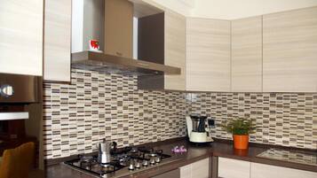 Frigorifero, microonde, piano cottura, macchina per caffè espresso