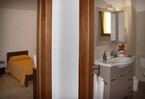 Chuveiro, produtos de toalete grátis, secador de cabelo 