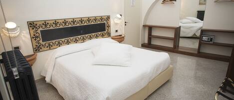 Premium bedding, minibar, free WiFi