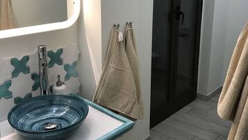 Shower, perlengkapan mandi gratis, dan handuk