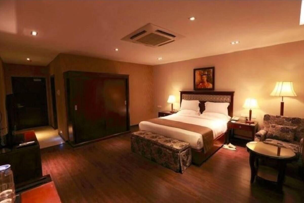 Bộ đồ giường cao cấp, minibar, két bảo mật tại phòng, bàn