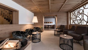 Lobby-lounge