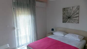 Leilighet – basic, 1 soverom | Skrivebord, lydisolert, strykejern/-brett og barnesenger (inkludert)