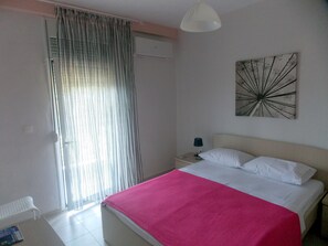 Basic Apartment, 1 Bedroom | Desk, soundproofing, iron/ironing board, free cots/infant beds - Nikos Apartments (Sithonia)