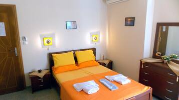 Studio | Työpöytä, äänieristys, silitysrauta/-lauta, ilmaiset vauvansängyt