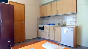 开间 | 私人简易厨房 | 炉灶、电热水壶、厨具/餐具