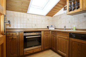 Fridge, microwave, oven, stovetop - Apartment Adlernest (77 sqm), balcony, kitchen, 2 bedrooms and 1 living room, WLAN (Ruhpolding)