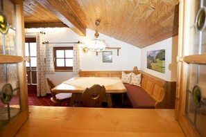 Interior - Apartment Adlernest (77 sqm), balcony, kitchen, 2 bedrooms and 1 living room, WLAN (Ruhpolding)