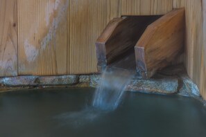 A wooden structure with a water spout. - Aspen Shiga (Yamanouchi)