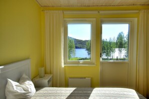 3 bedrooms, iron/ironing board, free WiFi - Comfortable holiday home in exclusive location, only 150 m to an own beach (Gräsmark)