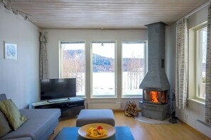 Smart TV, fireplace - Comfortable holiday home in exclusive location, only 150 m to an own beach (Gräsmark)