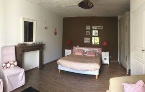 3 chambres, fer et planche à repasser, Wi-Fi gratuit, draps fournis