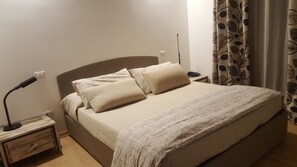 Minibar, brankas, meja kerja, dan tempat tidur bayi gratis