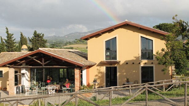 A two-story building with a balcony and a covered patio area. - Country House Erba Regina (Frascati)