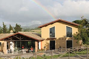 A two-story building with a balcony and a covered patio area. - Country House Erba Regina (Frascati)