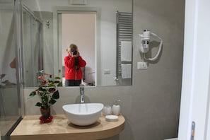 Đồ dùng nhà tắm miễn phí, máy sấy tóc, dép đi trong nhà