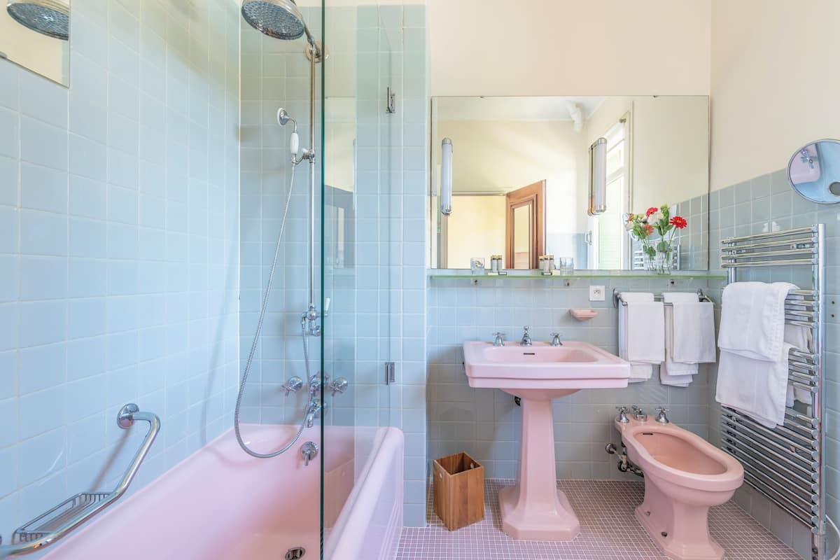 comfort double room | bathroom | free toiletries, hair dryer, bathrobes, towels
