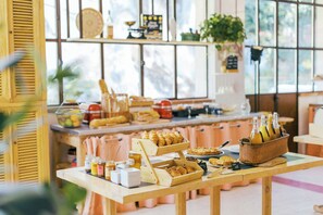 Daily buffet breakfast for a fee - Le Grand Hôtel (Molitg-les-Bains)