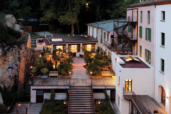 Fachada da propriedade à noite