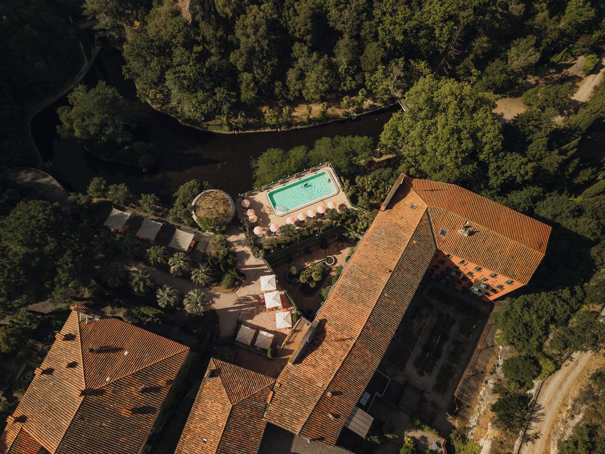 Un edificio alto con piscina y varias terrazas.