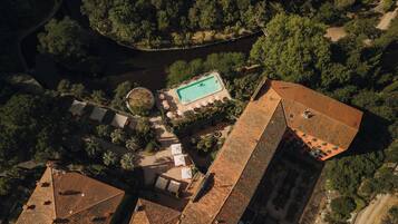 Un edificio alto con piscina y varias terrazas.