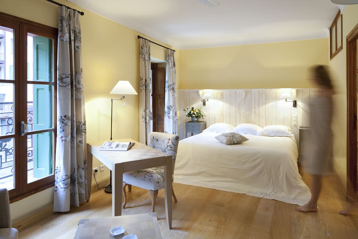 Chambre Deluxe | Literie de qualitĂ©, bureau, rideaux dâobscurcissement