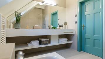 Dusche, Regendusche, kostenlose Toilettenartikel, Haartrockner