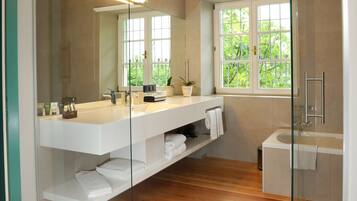 Shower, rainfall showerhead, free toiletries, hair dryer