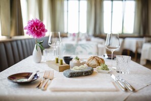 Déjeuner et dîner servis sur place, spécialités Cuisine locale