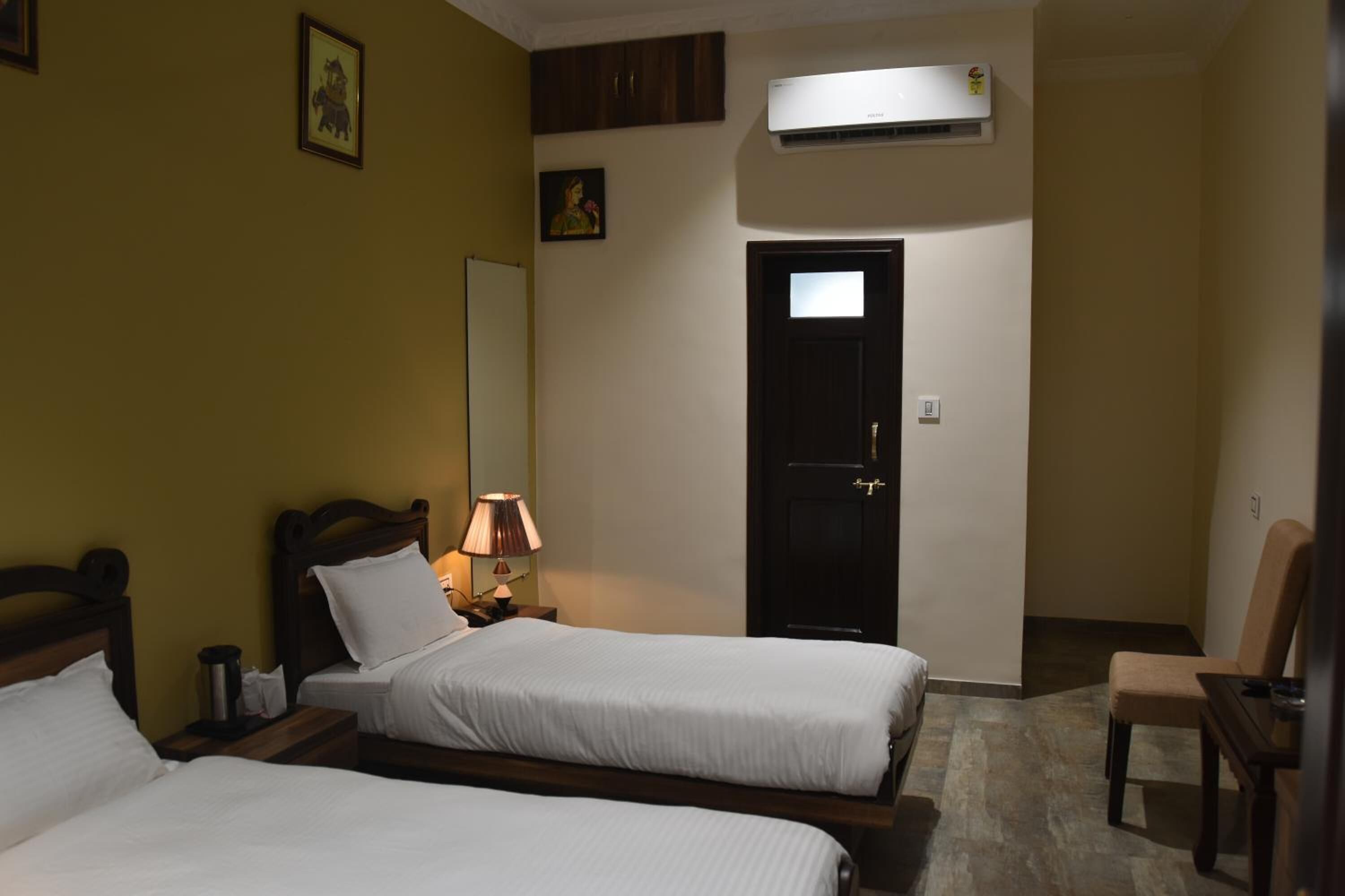 premium bedding, minibar, desk, soundproofing