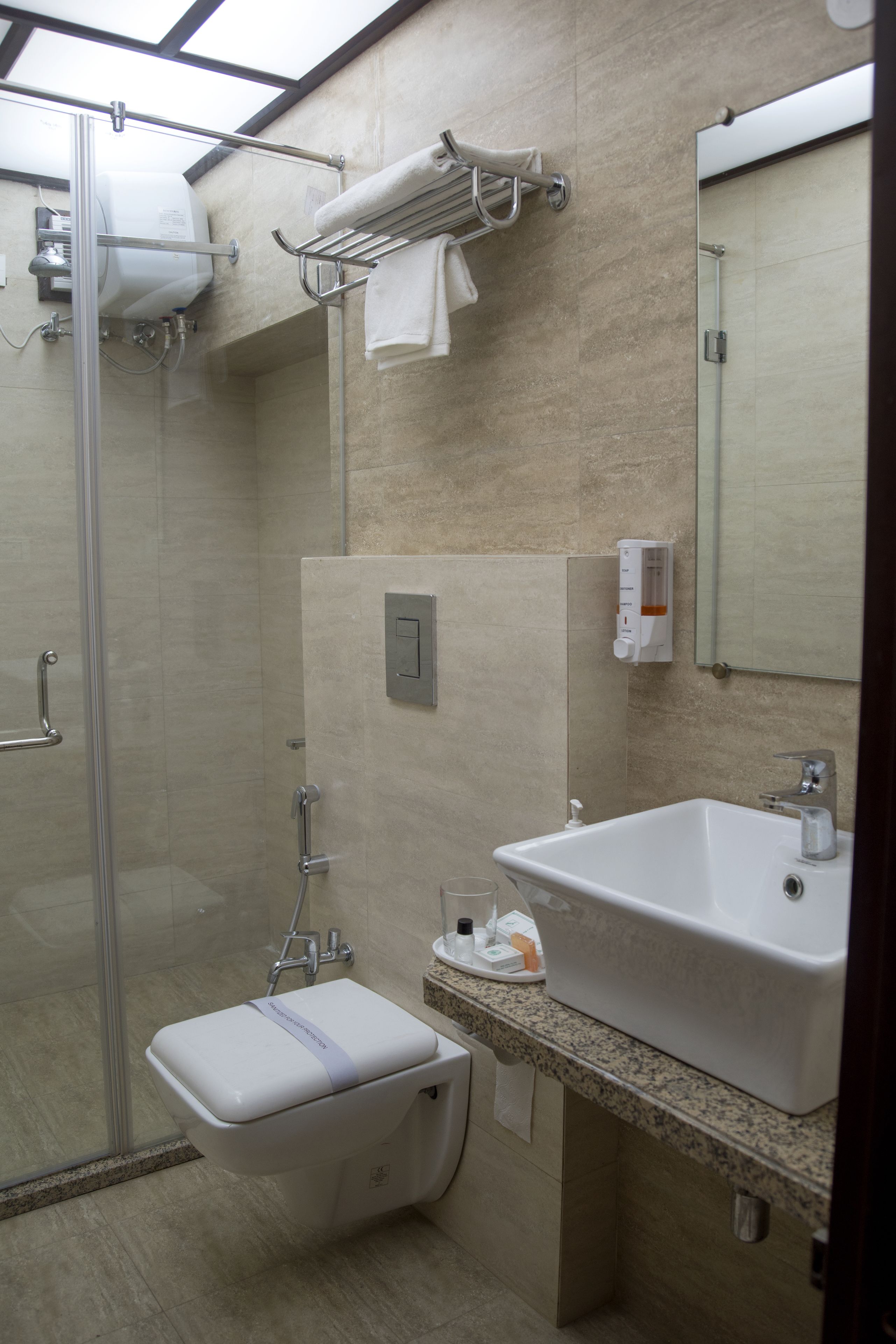 shower, rainfall showerhead, free toiletries, slippers