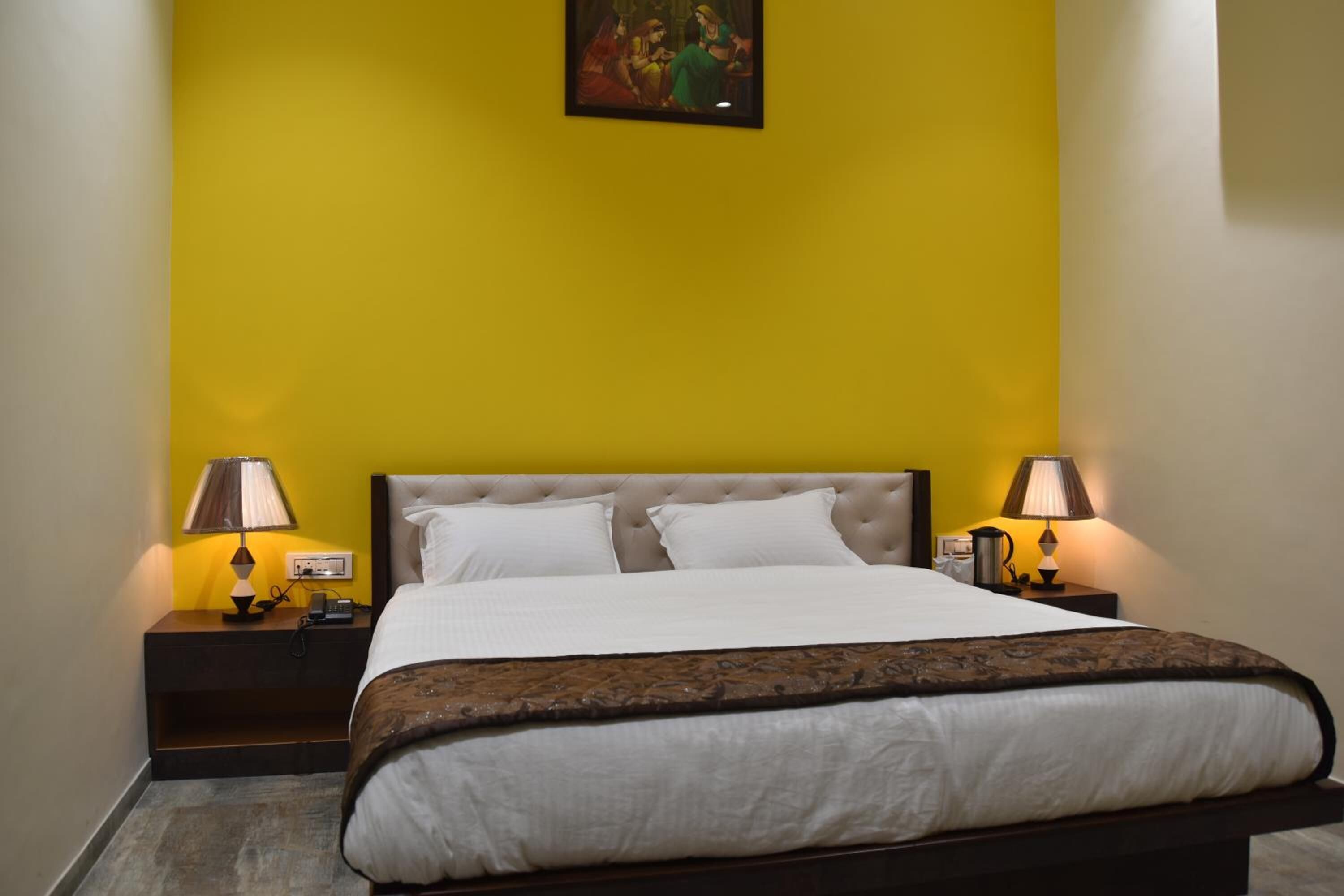 premium bedding, minibar, desk, soundproofing