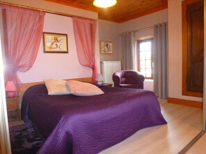 Classic Double Room (Fuschia ) | Bathroom | Shower, rainfall showerhead, free toiletries, hair dryer