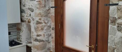Studio phong cách cổ điển, 1 giường cỡ queen | Minibar, két bảo mật tại phòng, bàn