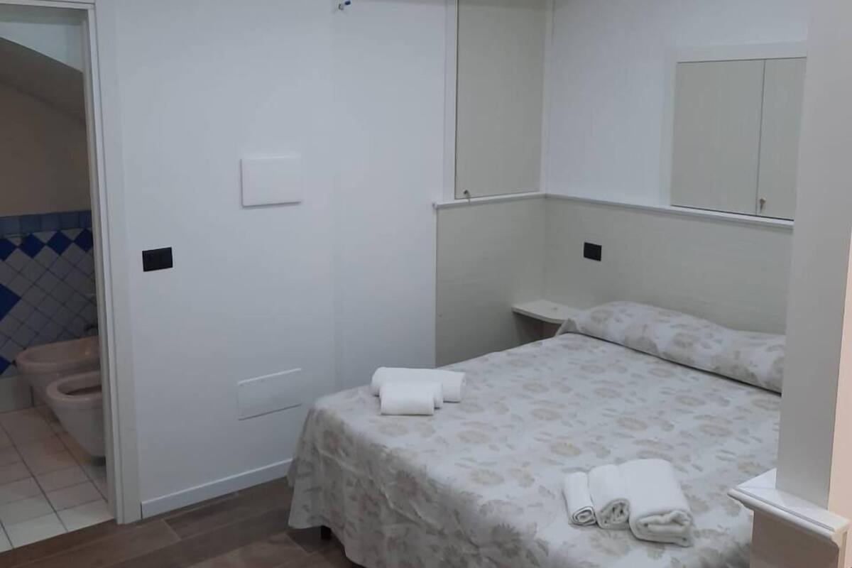 Estúdio clássico, 1 cama Queen | Cozinha privada | Cooktop, talheres/pratos/utensílios de cozinha, freezer