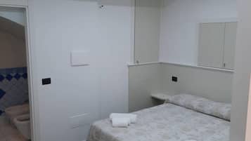 Classic Studio, 1 Queen Bed | Private kitchen | Stovetop, cookware/dishes/utensils, freezer