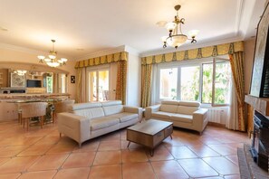 Fernseher, Kamin, Tischtennisplatte