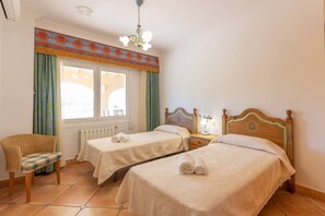 8 chambres, fer et planche à repasser, lit parapluie, Wi-Fi