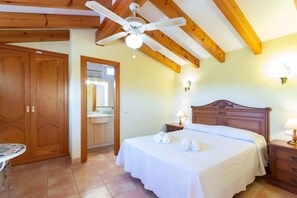 8 Schlafzimmer, Bügeleisen/Bügelbrett, Reisekinderbett, WLAN