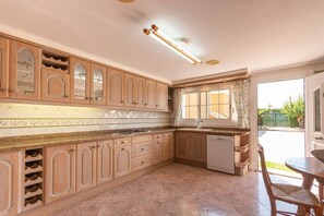 雪櫃、微波爐、焗爐、爐具