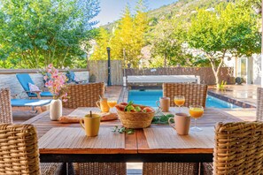 Outdoor dining - Heated pool house 200 mins from the beaches. (Rayol-Canadel-Sur-Mer)