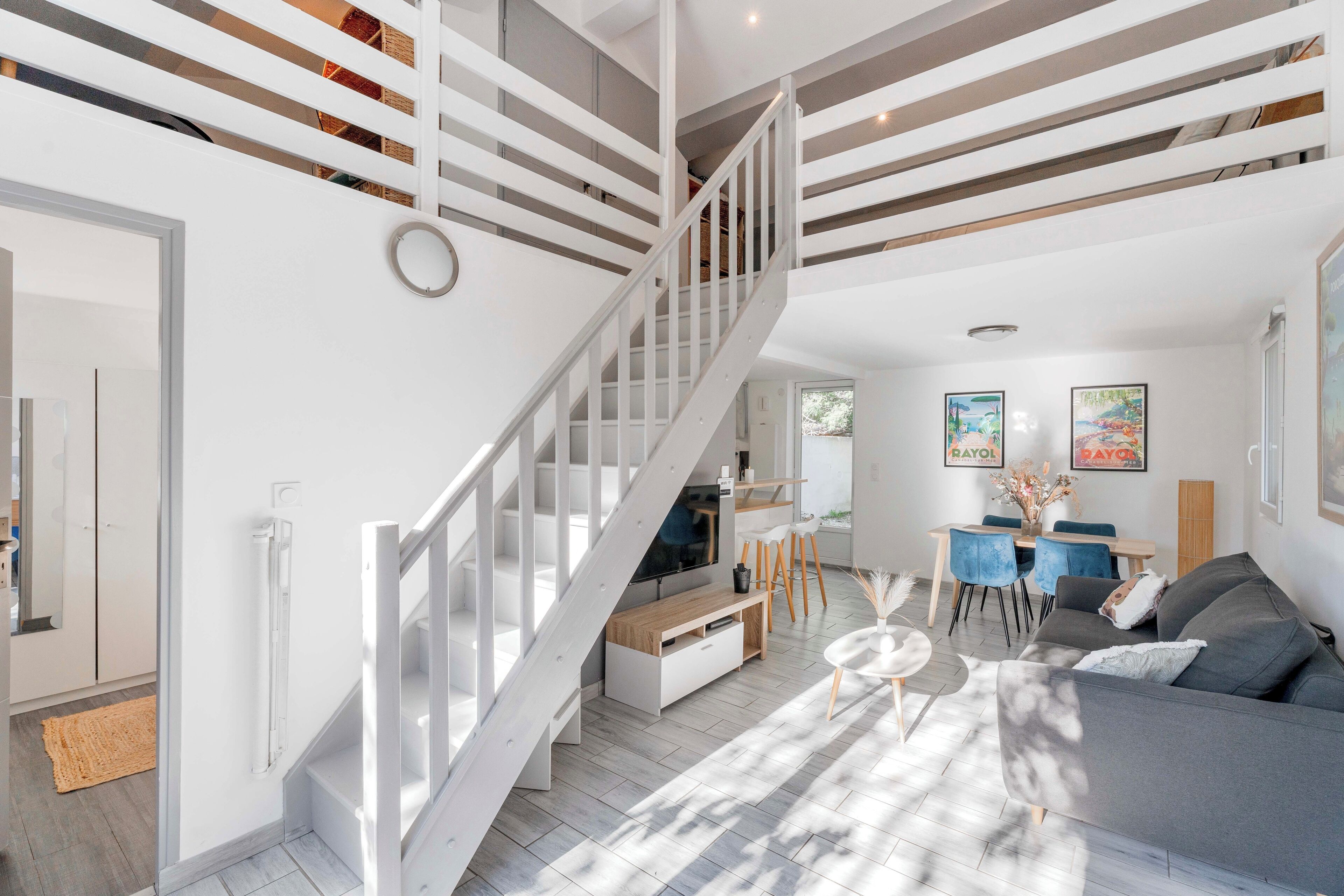 Télévision, livres, chaîne hi-fi