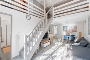 TV, books, stereo - Heated pool house 200 mins from the beaches. (Rayol-Canadel-Sur-Mer)