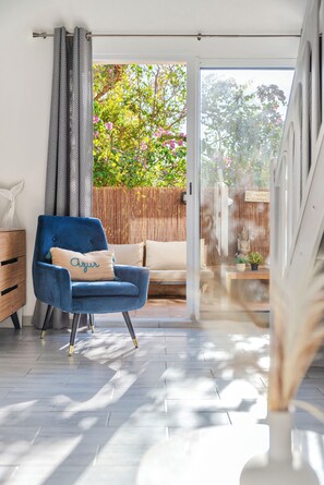 Fernseher, Bücher, Stereoanlage