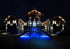 住宿正面 (夜晚)