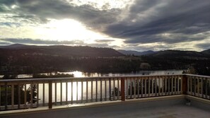 Property grounds - Getaway retreat overlooking beautiful Curlew Lake (Republic)