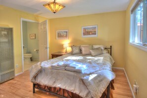 1 bedroom, desk, iron/ironing board, free WiFi - Old Town with private garden: quiet, spacious, CLEAN! (Albuquerque)