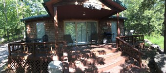 Quiet cabin minutes from Lake Tenkiller. Family or couple friendly.