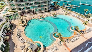 Innendørsbasseng og et oppvarmet basseng